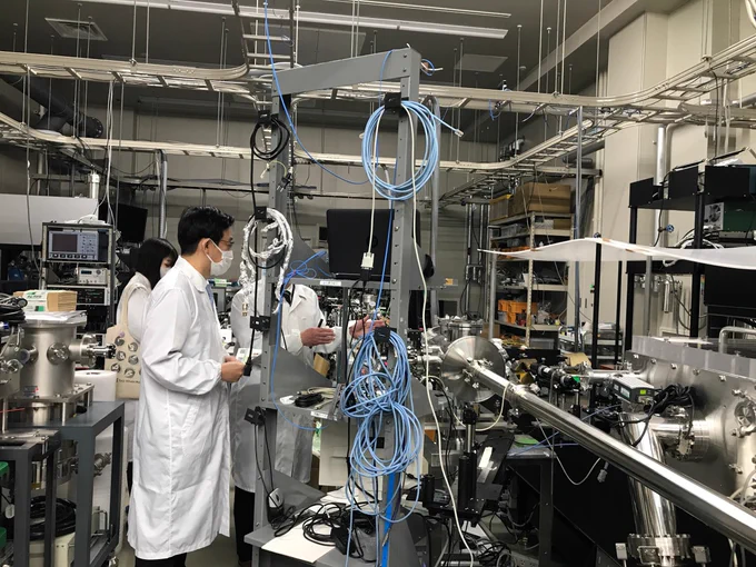 同時に「光量子工学研究センター」も視察。緑川センター長の説明でレーザーの大きな可能性を体感。原子の運動量を減らす「冷却レーザー」(ゴジラで見た)は本当にあった!アト秒(100京分の1秒)レーザーで「超高速の電子を見る」興奮!生きたままで見る・壊さず見るなど成果が出やすい分野で超期待。 