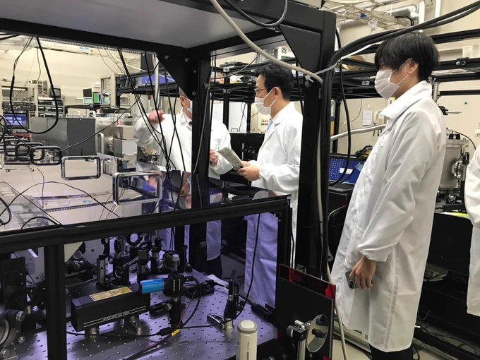 同時に「光量子工学研究センター」も視察。緑川センター長の説明でレーザーの大きな可能性を体感。原子の運動量を減らす「冷却レーザー」(ゴジラで見た)は本当にあった!アト秒(100京分の1秒)レーザーで「超高速の電子を見る」興奮!生きたままで見る・壊さず見るなど成果が出やすい分野で超期待。 