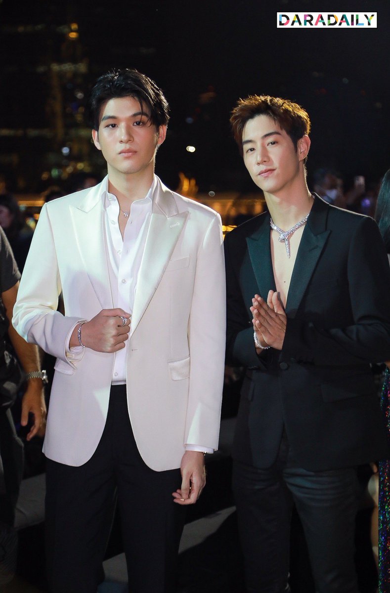 daradaily's tweet photo. พี่มาร์คกับพี่สกายคือแรงแซงทุกโค้งเลยจ้า 🤩🤩

#BVLGARIxMarkTuan
#BulgariSerpentiLightUp 
#MarkTuan #daradaily #ดาราเดลี่ https://t.co/xk0xl4TmFb