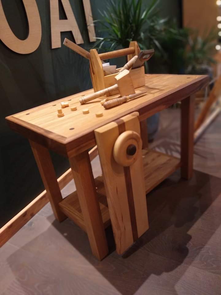 Spent 2 days in London followed by 2 days in Nuneaton 🛠
Thank you to <a href="/RubioMonocoatUK/">Rubio Monocoat UK & Ireland</a>  for having me at the Christmas makers event last week 😊
Was so much fun making this baby workbench ❤

#woodworkingcommunity #Christmas #makers #woodwork