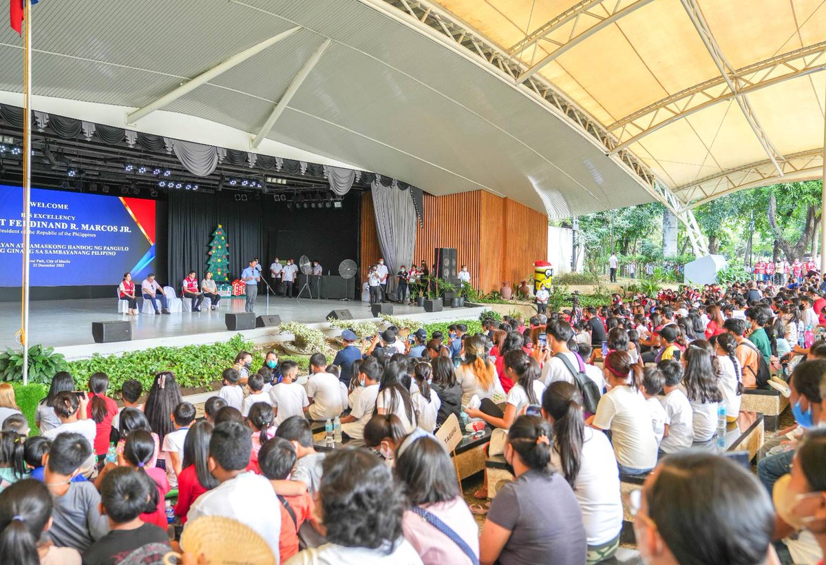 bongbongmarcos's tweet photo. Nagbigay tayo ng kaunting pamasko sa mga kababayan natin mula sa iba’t ibang lugar ng NCR ngayong araw. ‘Di matatawaran ang ngiti sa kanilang mga mata.
 
Hangad namin na sa pamamagitan nito ay mas masaya nilang ipagdiriwang ang kapaskuhan. https://t.co/5wINPJptSq