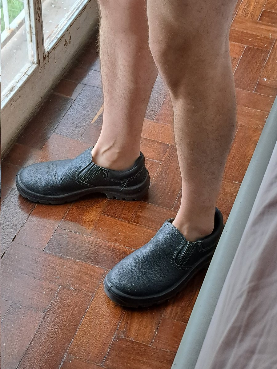 imdbeatriz's tweet photo. e o Ian que tá andando pra cima e pra baixo em casa usando apenas camiseta, cueca e a bota do EPI, pois segundo ele é confortável, ELEGANTE e protege muito https://t.co/B70xyPoh2Y