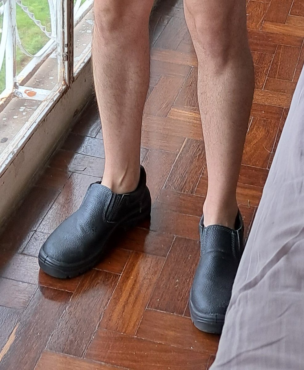 imdbeatriz's tweet photo. e o Ian que tá andando pra cima e pra baixo em casa usando apenas camiseta, cueca e a bota do EPI, pois segundo ele é confortável, ELEGANTE e protege muito https://t.co/B70xyPoh2Y