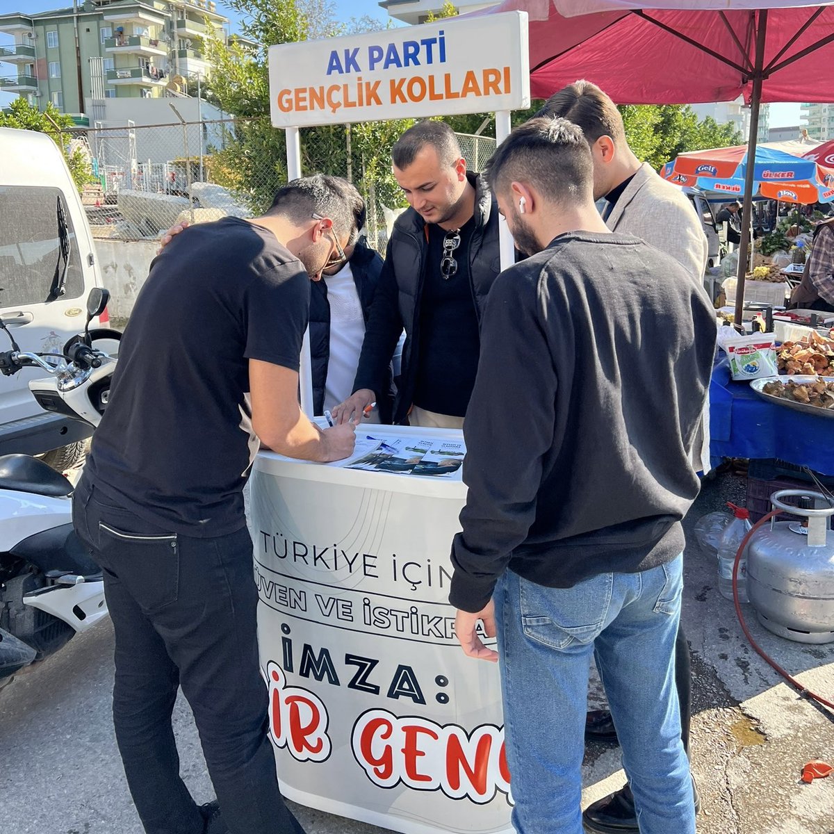 mustafatoklu07's tweet photo. İlçe Gençlik Kollarımız;

📍Tosmur Mahallesi Perşembe Pazarında üye çalışması gerçekleştirdiler. 

İlk günkü aşkla ve heyecanla Alanya'mızın her sokağında varız...

#2023YolundaBiriz 
#HerŞeyAlanyaİçin 

@erkankandemir 
@ethemtas 
@avmustafakose https://t.co/ZqgjOLi6lI
