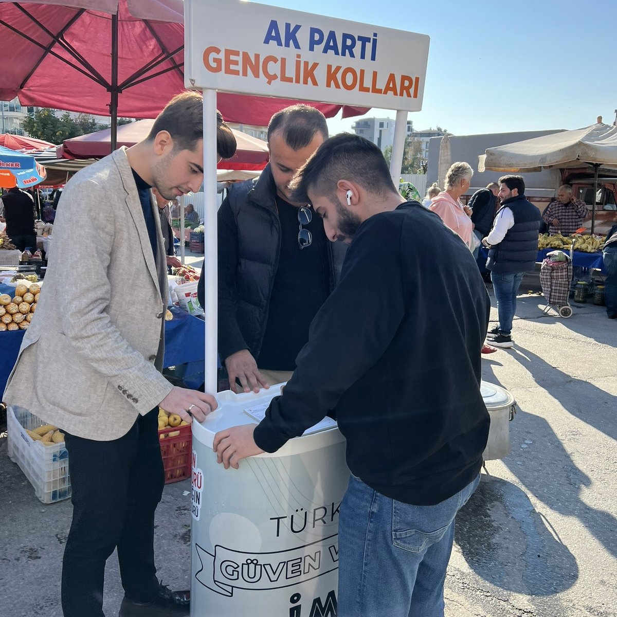 İlçe Gençlik Kollarımız;

📍Tosmur Mahallesi Perşembe Pazarında üye çalışması gerçekleştirdiler. 

İlk günkü aşkla ve heyecanla Alanya'mızın her sokağında varız...

#2023YolundaBiriz 
#HerŞeyAlanyaİçin 

<a href="/erkankandemir/">Erkan Kandemir</a> 
<a href="/ethemtas/">Av. İbrahim Ethem TAŞ 🇹🇷</a> 
<a href="/avmustafakose/">Av. Mustafa KÖSE 🇹🇷</a>