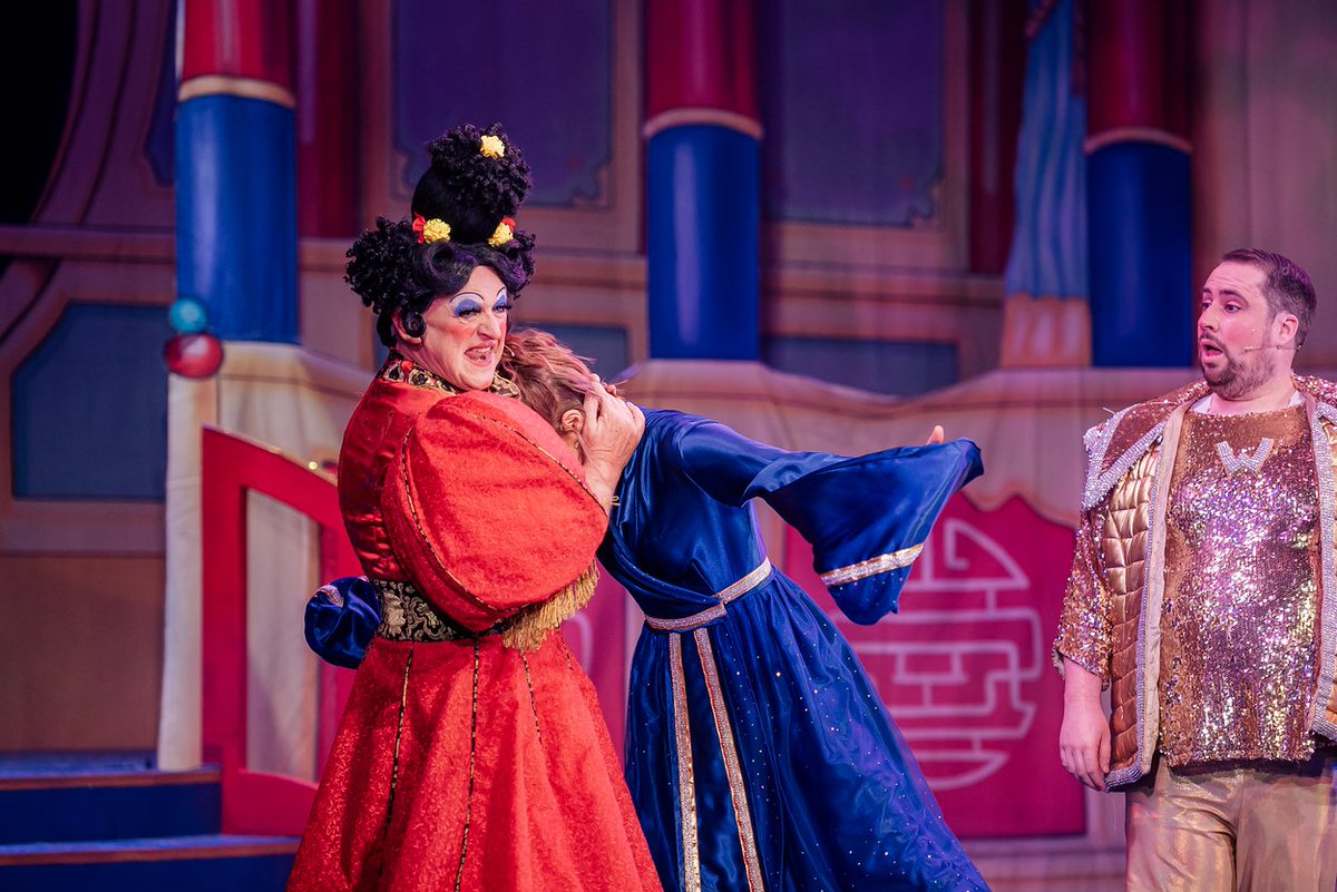SnapperWes's tweet image. Part 3 - Well it's that time of year again! I've been photographing @CreweLyceum Aladdin pantomime.
Great cast - very funny!, incredible lighting all under the roof of a gem of a theatre.
@TrafalgarEnt @Imagine_Theatre #pantocrewe #commercialphotographer