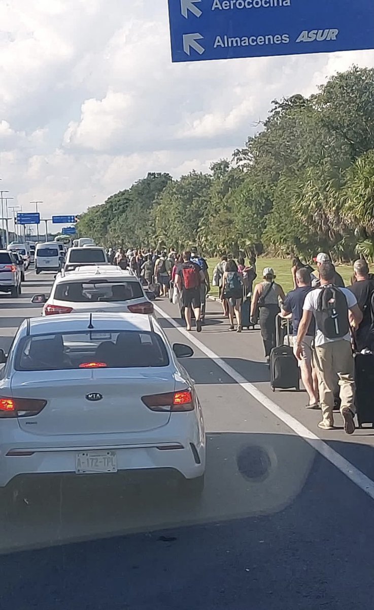 Increíble y de extrema vergüenza e indignación lo que sucedió ayer en el Aeropuerto de Cancún, día de mas de 620 operaciones aéreas, miles de personas afectadas, mas de 40 vuelos demorados y todo por la falta de prevención, información y orden.