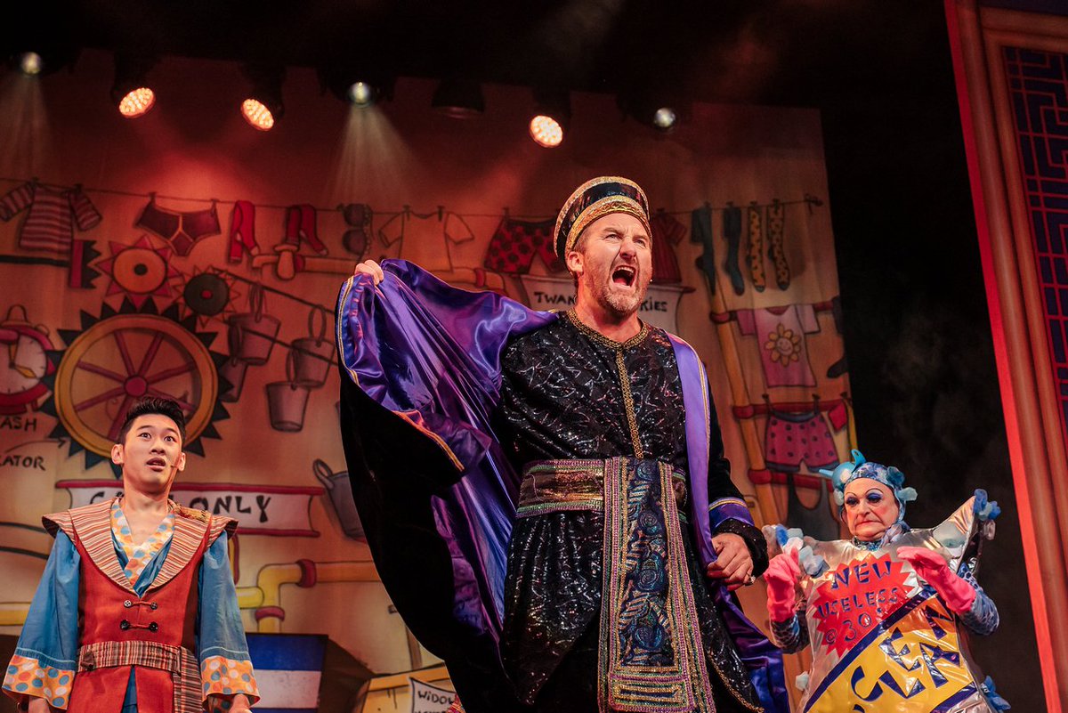 SnapperWes's tweet image. Part 1 - Well it's that time of year again! I've been photographing @CreweLyceum Aladdin pantomime.
Great cast - very funny!, incredible lighting all under the roof of a gem of a theatre.
@TrafalgarEnt @Imagine_Theatre #pantocrewe #commercialphotographer