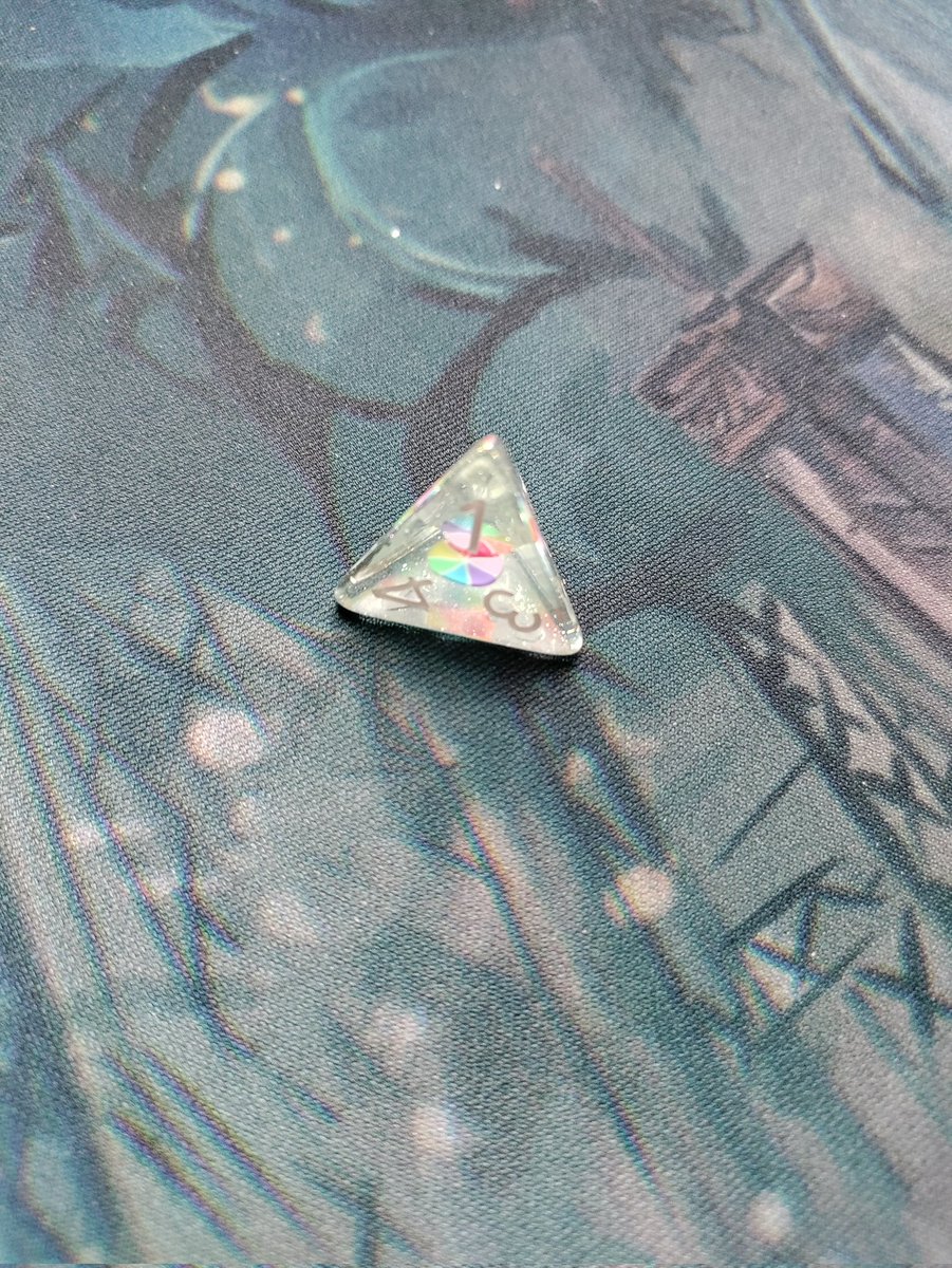 SayaCostumes's tweet photo. Day 22!
Pinwheel set is now complete ❤️
My cat seems to be very spiteful towards this dice, she's already yeeted it to the floor three times 🙈
#dicember @dakotairishIE https://t.co/IIkZt7KG5T