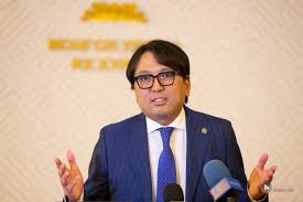 Монголоор ганцхан " хаалтмаагийн батлага " гэдэг үг хэлж мэддэг төрийн түшээ байна. 😂😂😂