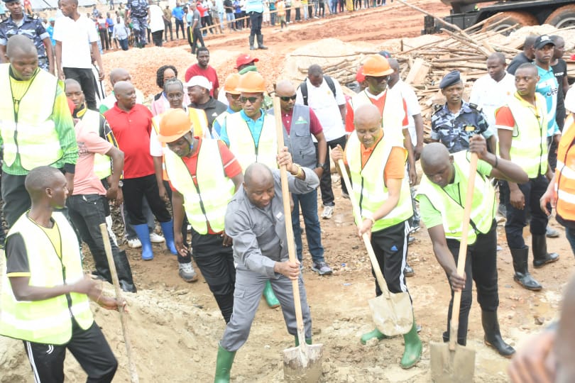 T_argos's tweet photo. Accompagné des hommes d’affaires et les patrons des différentes entreprises du  #Burundi, le président Evariste #Ndayishimiye a effectué les travaux communautaires au chantier de construction du stade #Intwari. près de 2.5 milliards de Fbu  ont été promis par ceux-ci
#Abatwip https://t.co/dHmkEvqhfe