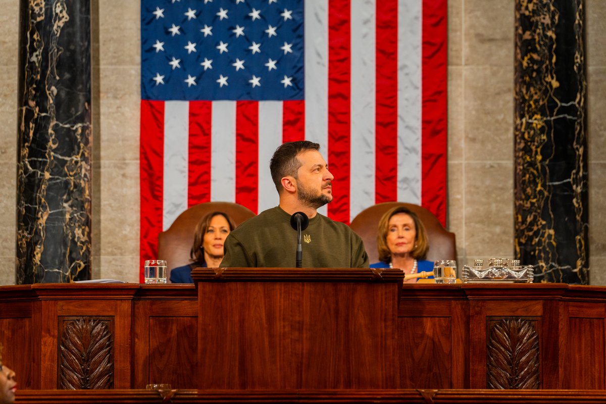 SpeakerPelosi's tweet photo. Last night, @ZelenskyyUa delivered an address to Congress about the determination of the Ukrainian people and inspired us with his message of unity, courage &amp; resilience in the face of Russian aggression.

In defending their Democracy, they are fighting for Democracy everywhere. https://t.co/IyW8ZRATx5