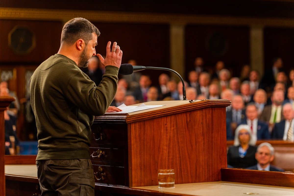 SpeakerPelosi's tweet photo. Last night, @ZelenskyyUa delivered an address to Congress about the determination of the Ukrainian people and inspired us with his message of unity, courage &amp; resilience in the face of Russian aggression.

In defending their Democracy, they are fighting for Democracy everywhere. https://t.co/IyW8ZRATx5