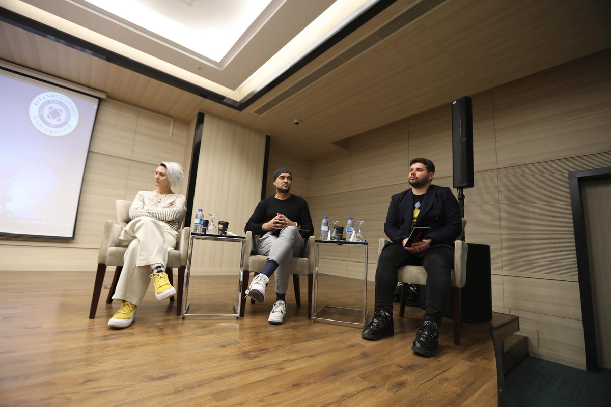 iauifyenimedya's tweet photo. Dünyaca ünlü sanat ikilisi @wearehaar, dün İstanbul Aydın Üniversitesi'ndeydi.  Synthetic Talks” söyleşinde öğrencilerimizle buluşan heykeltraş @handesekerciler ve yeni medya sanatçısı @ardayalkin; yapay zekâ, jeneratif sanat gibi konularda özel bir sunum gerçekleştirdi. #haar https://t.co/HOb3JMKCb1