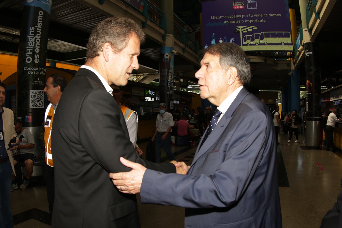 FenabusFg's tweet photo. Don Marcos Carter, presidente de FENABUS F.G. junto a Ministro de Transporte Don Juan Carlos Muñoz, junto a Alcalde, Carabineros. En fiscalización Terminal Sur. https://t.co/nx4joFa7nh