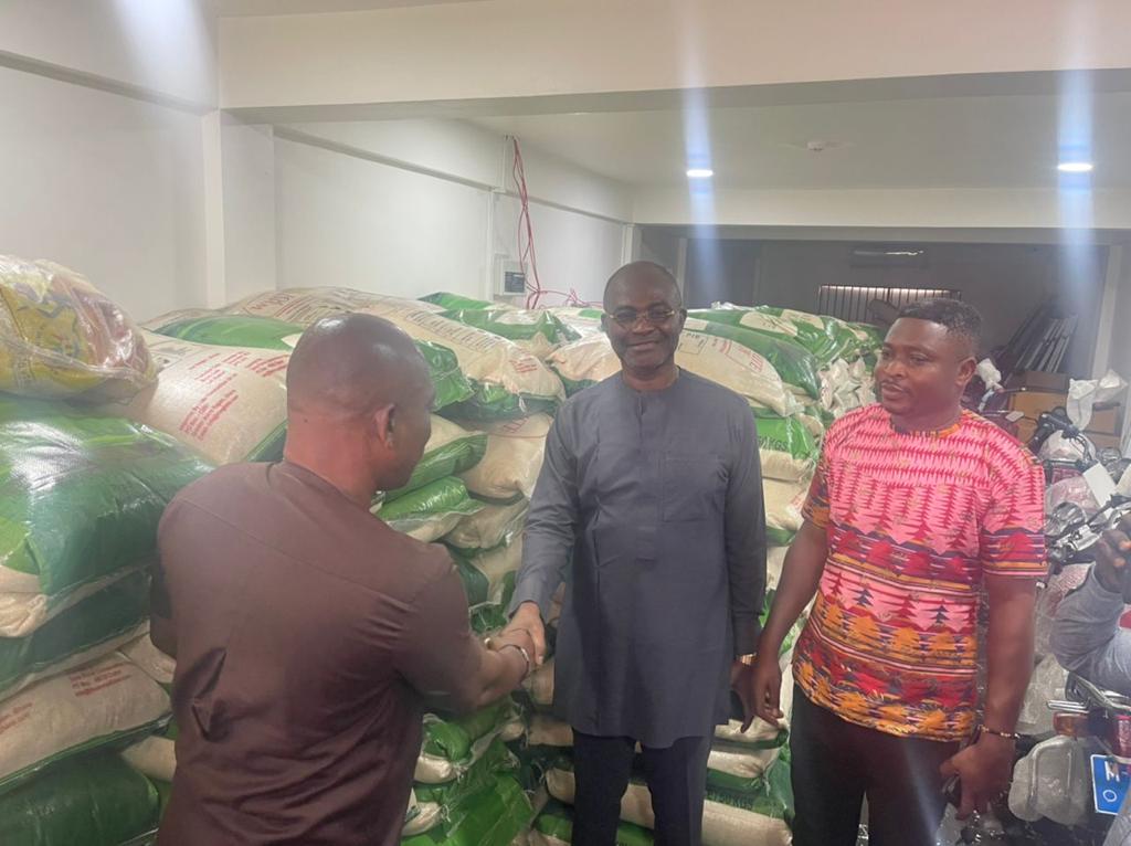 news_ghana's tweet photo. Kennedy Ohene Agyapong donates 9,000 bags of rice to party in all 275 constituencies https://t.co/khJFkFy6Rm #News #9000bags #all275constituencies #donates #HonKen https://t.co/JZI8I2i6w1