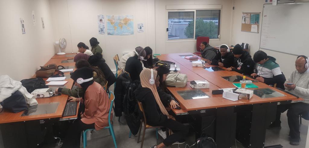 IFDEV78's tweet photo. Diversifier les entrées : Les ressources numériques 🖥 au service de l'apprentissage du français 🇫🇷 .@MariaGeusa1 @Prefet78 @AngeliqueKhaled @OFII_France @ManteslaJolie_ https://t.co/YHA3da9ojI