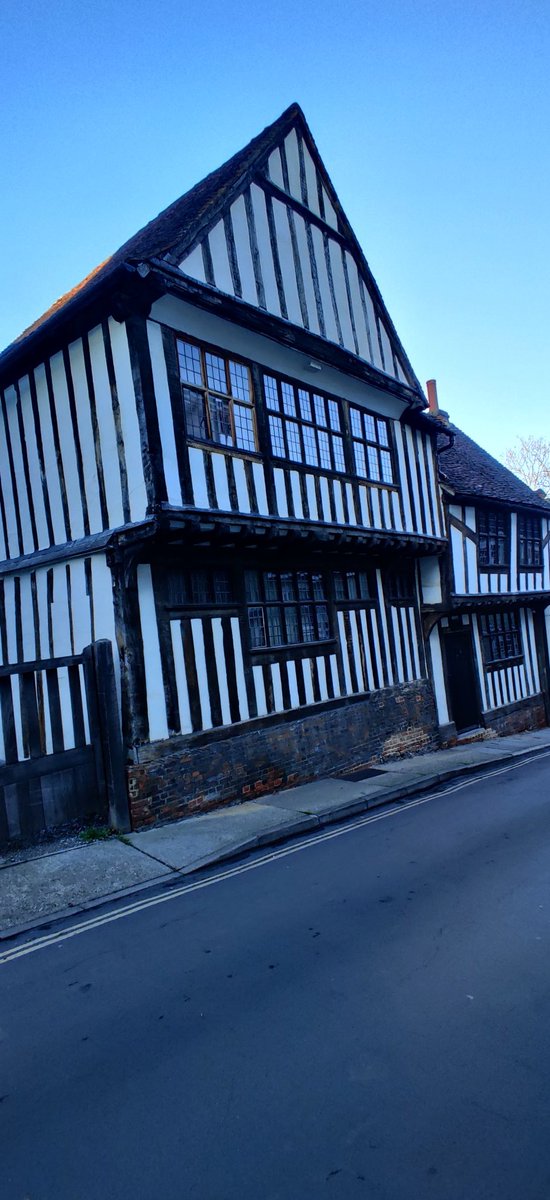 ColCivicSociety's tweet photo. Today's #AdventWindows  can be found at the Gll listed #PeakesHouse in the #DutchQuarter.

Originally three cottages at the centre of #Colchester's cloth trade, the long mullioned windows were designed to give light to the weavers at their looms.

More:
https://t.co/6QlmJMiYEs https://t.co/s7MtZlst4F