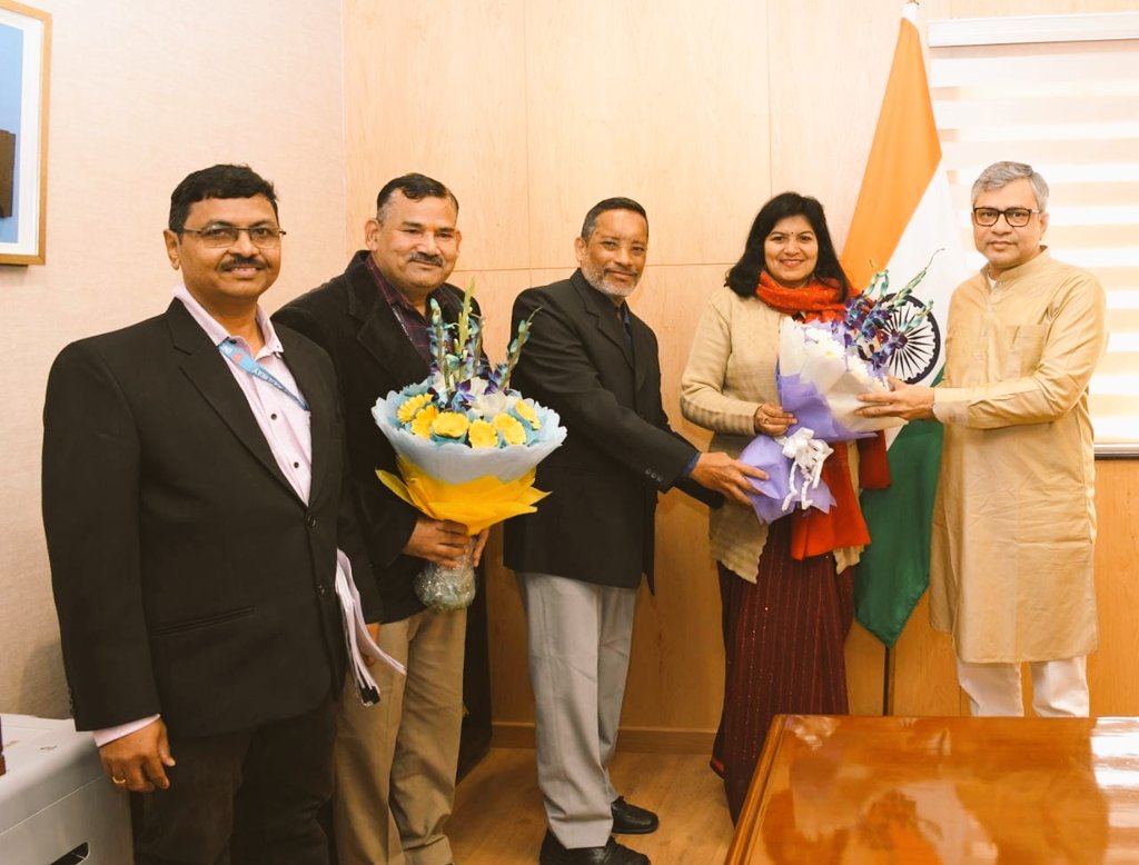 AIREF legends, ER BP Das ji WP AIREF, ER MM Gautam sir Sr VP AIREF, ER Bobbin Mohanty ji ZP ECoREa met today to respected MR with the help of BJP MP BBS Ms Aprajita madam for the noble cause of Railway Subordinate Engineers 👍👍we hope our MR will take us suitably 🙏