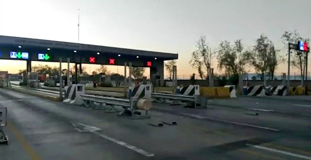 ValorSma's tweet photo. #TomePrecauciones Bloqueada parcialmente la caseta de #Palmillas en #Querétaro debido a manifestación del gremio de transportistas para exigir mayor seguridad en las carreteras ante los constantes asaltos, robos y desapariciones de compañeros. https://t.co/mCEQd7TRo7