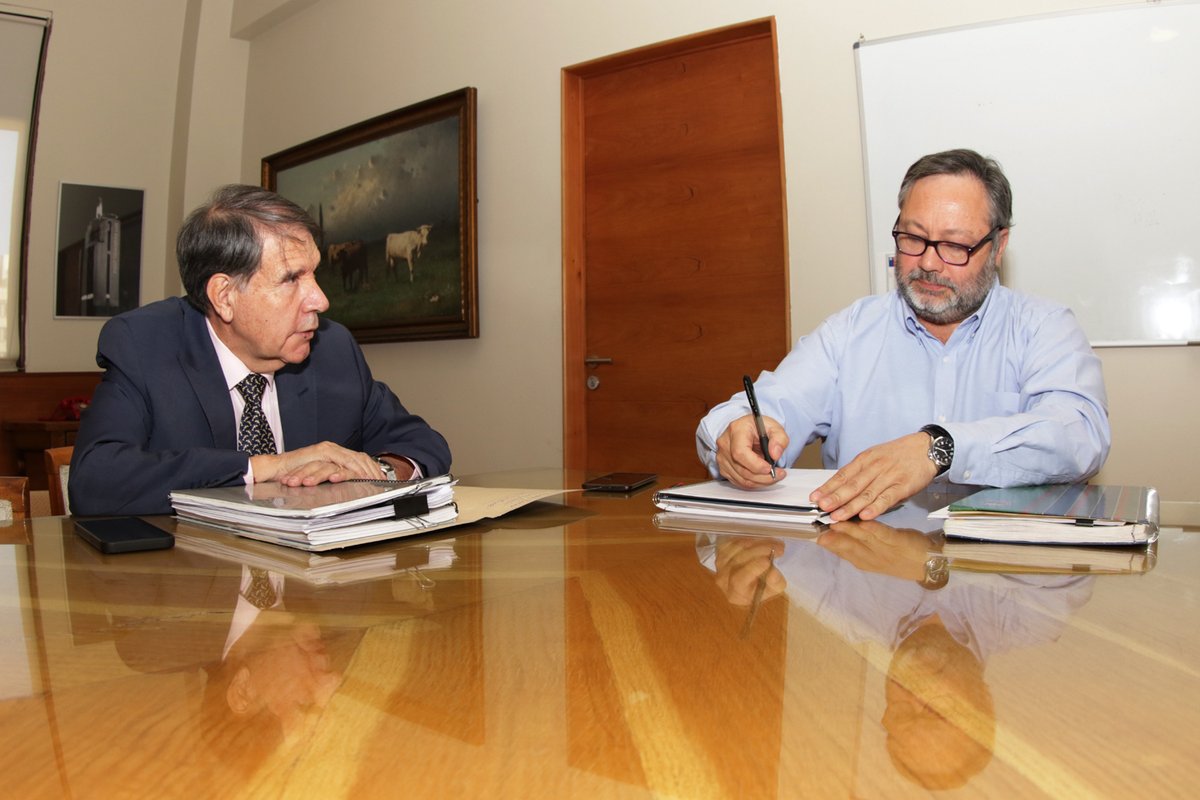 FenabusFg's tweet photo. Don Marcos Carter, presidente de FENABUS F.G, sostuvo una audiencia con don José Herrera Chavarría, Subsecretario del Ministerio de Obras Públicas. Con el tema de PESO POR EJE. https://t.co/6JpoBkvZGO