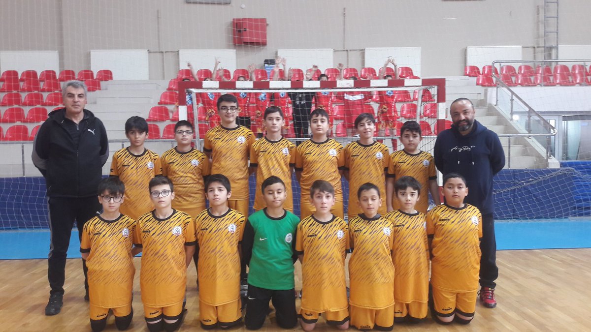 ABDULLAH ŞAŞDIM ORTAOKULU KÜÇÜK ERKEK HENTBOL TAKIMI GRUPTAKI RAKIPLERINI FARKLI SKORLA YENEREK KAYSERİ DE İLK 3 E GIRME BAŞARISI GOSTERIRKEN GECEN YIL SON SANIYE GOLÜ ILE KAÇIŔDIĞİ ŞAMPİYONLUĞU ALMAK İSTİYOR