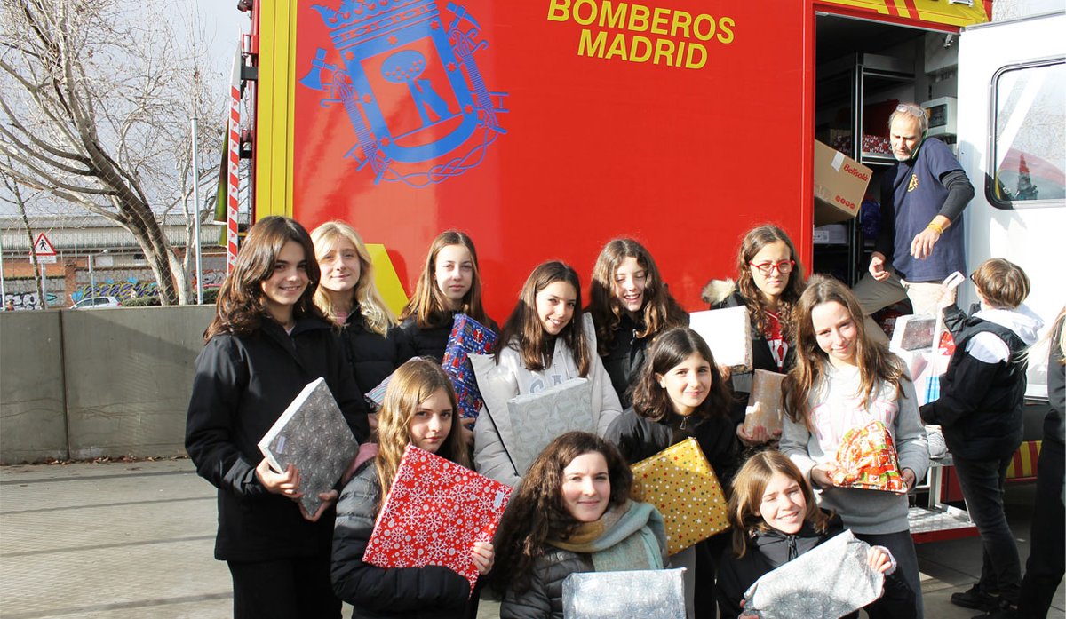 ColeEstudiantes's tweet photo. ¡Éxito de participación en la Campaña de recogida de juguetes! 👏
El grupo del #ProgramaDeVoluntariado hace entrega de las numerosas donaciones destinadas a la asociación @Accem_ong y a @bomberosayudan.
La información completa en nuestro blog: https://t.co/tlLH7zYqDW https://t.co/Zhg7dDhTi5