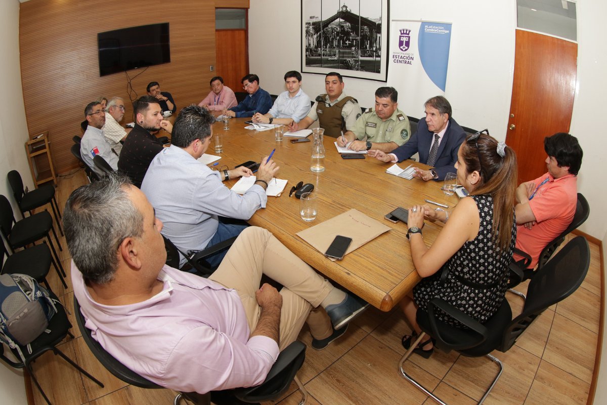 FenabusFg's tweet photo. Don Marcos Carter presidente de FENABUS F.G, junto a Municipalidad de Estacion Central Y Caranineros de Chile en reunión por contingencia: FESTIVIDADES DE FIN DE AÑO 2022. https://t.co/SZZVg5nXLr