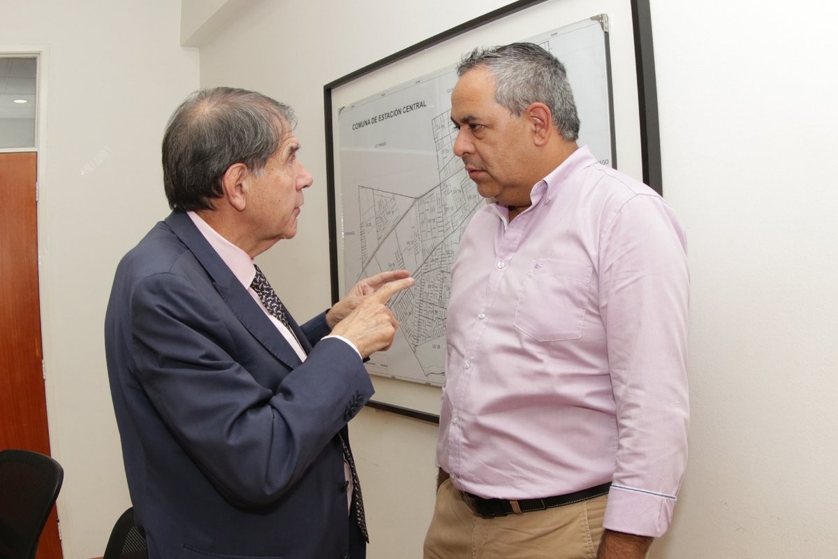 FenabusFg's tweet photo. Don Marcos Carter presidente de FENABUS F.G, junto a Municipalidad de Estacion Central Y Caranineros de Chile en reunión por contingencia: FESTIVIDADES DE FIN DE AÑO 2022. https://t.co/SZZVg5nXLr