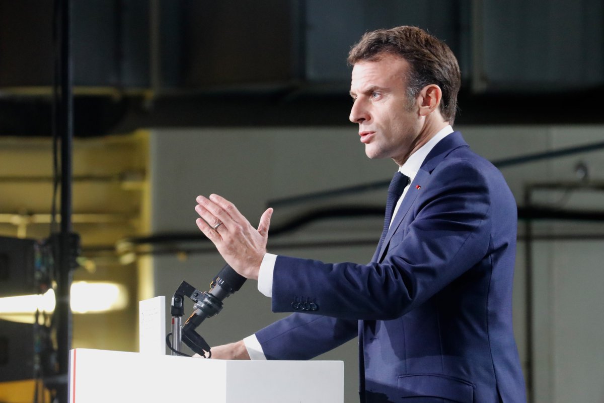 ici_officiel's tweet photo. Grève SNCF : Emmanuel Macron dénonce le "manque total d'empathie des grévistes" et réclame "des solutions".

https://t.co/kuYahwrpXF https://t.co/8I8bYthIxT
