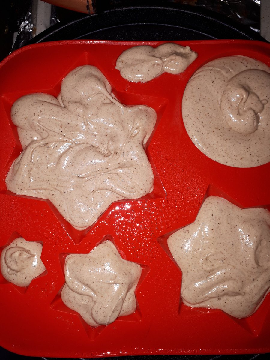 E_S_uit_B's tweet photo. Project 3d kerstboom van wintercake poging 1: De "het beslag in siliconen vorm" fase en geen idee hoelang het moet en alle delen zijn anders qua hoeveelheid beslag.
Start op 20 min op 150 graden.
#heelhollandbakt #Wintercake #kerst #Bakken https://t.co/1O4QvbQSK2