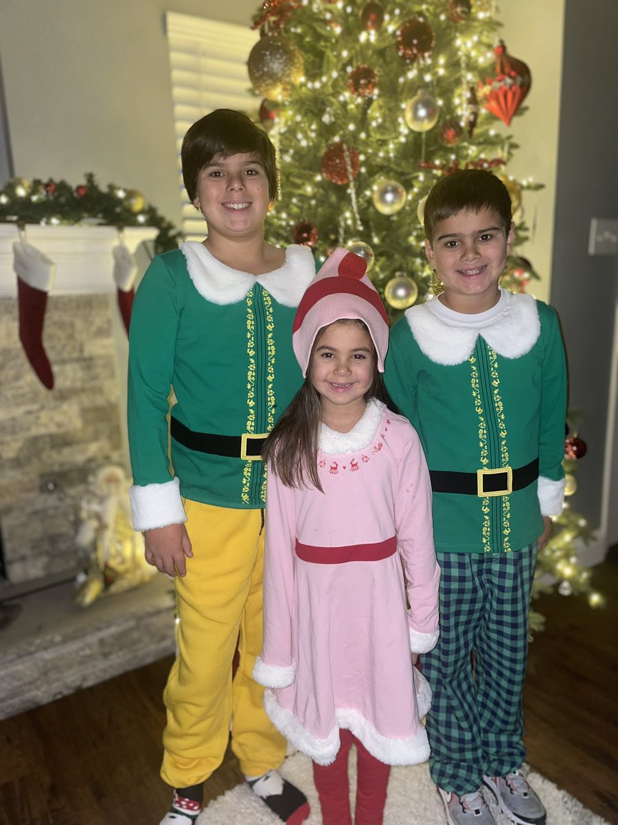 The best way to spread Christmas cheer is singing loud for all to hear! These Elves are ready to spread some Christmas cheer <a href="/SonntagElem/">Sonntag Elementary</a> and <a href="/RoachRams/">Roach Middle School</a>