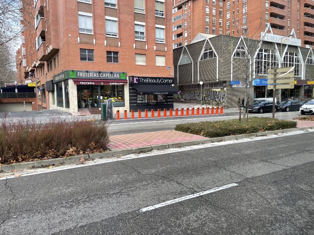 PPAytoVLL's tweet photo. 🚲Renovación y mejora necesaria del Servicio Público de Bicicletas @BikiVLL.

✅Hacía falta.

🔴Pero NO a costa de eliminar aparcamientos donde más se necesitan. 
🔴Sin compensar las plazas perdidas.
🔴Sin valorar alternativas. 
🔴Sin consultar al ciudadano.

#ValladolidMereceMás https://t.co/tYt8G50l9k