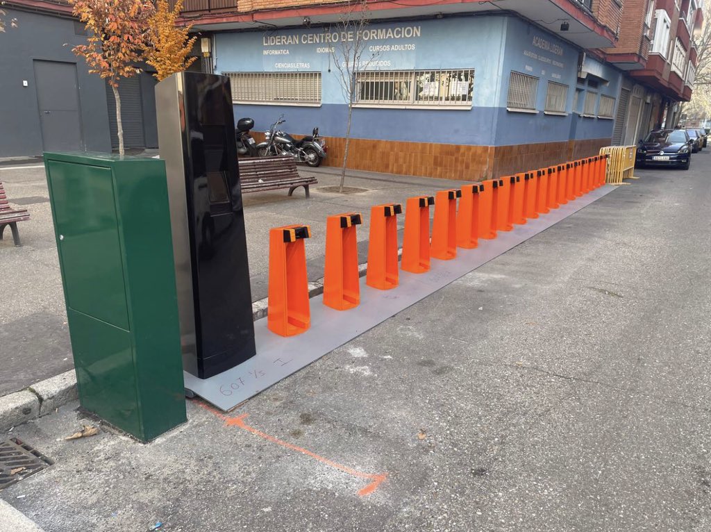 PPAytoVLL's tweet photo. 🚲Renovación y mejora necesaria del Servicio Público de Bicicletas @BikiVLL.

✅Hacía falta.

🔴Pero NO a costa de eliminar aparcamientos donde más se necesitan. 
🔴Sin compensar las plazas perdidas.
🔴Sin valorar alternativas. 
🔴Sin consultar al ciudadano.

#ValladolidMereceMás https://t.co/tYt8G50l9k