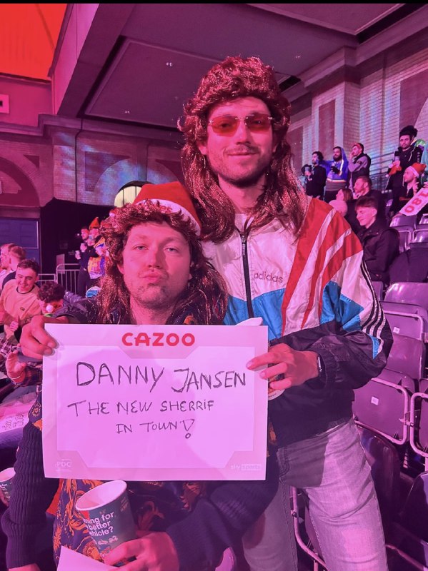 oost_sport's tweet photo. Ondanks de uitschakeling in de tweede ronde van het WK darts, heeft Danny Jansen deze week al menig hart veroverd in Alexandra Palace in Londen. 💯👏

#dannyjansen #themullet #wkdarts #rtvoost https://t.co/E07M8Rl5Jf