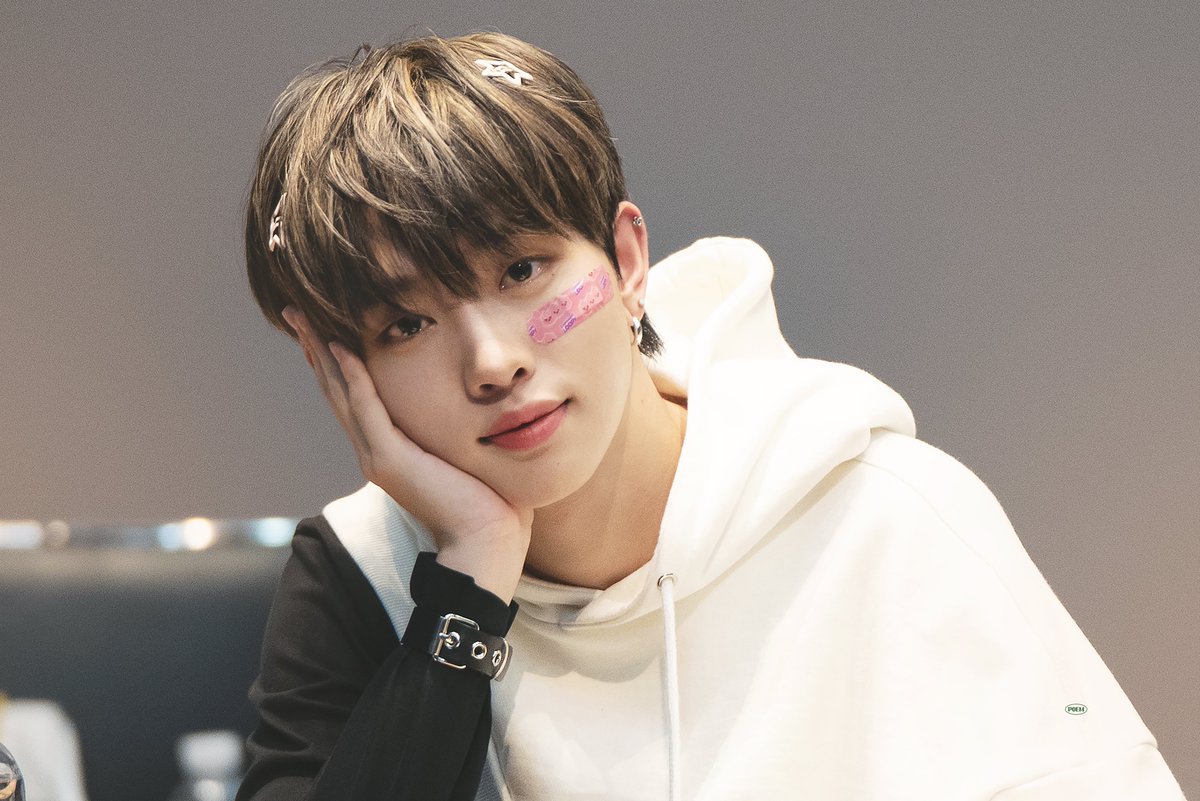 725poem's tweet photo. 221127 블루드림미디어 BDM 팬사인회

반짝반짝✨

#이협 #LEEHYEOP #드리핀 #DRIPPIN https://t.co/iVRbz8kgpE