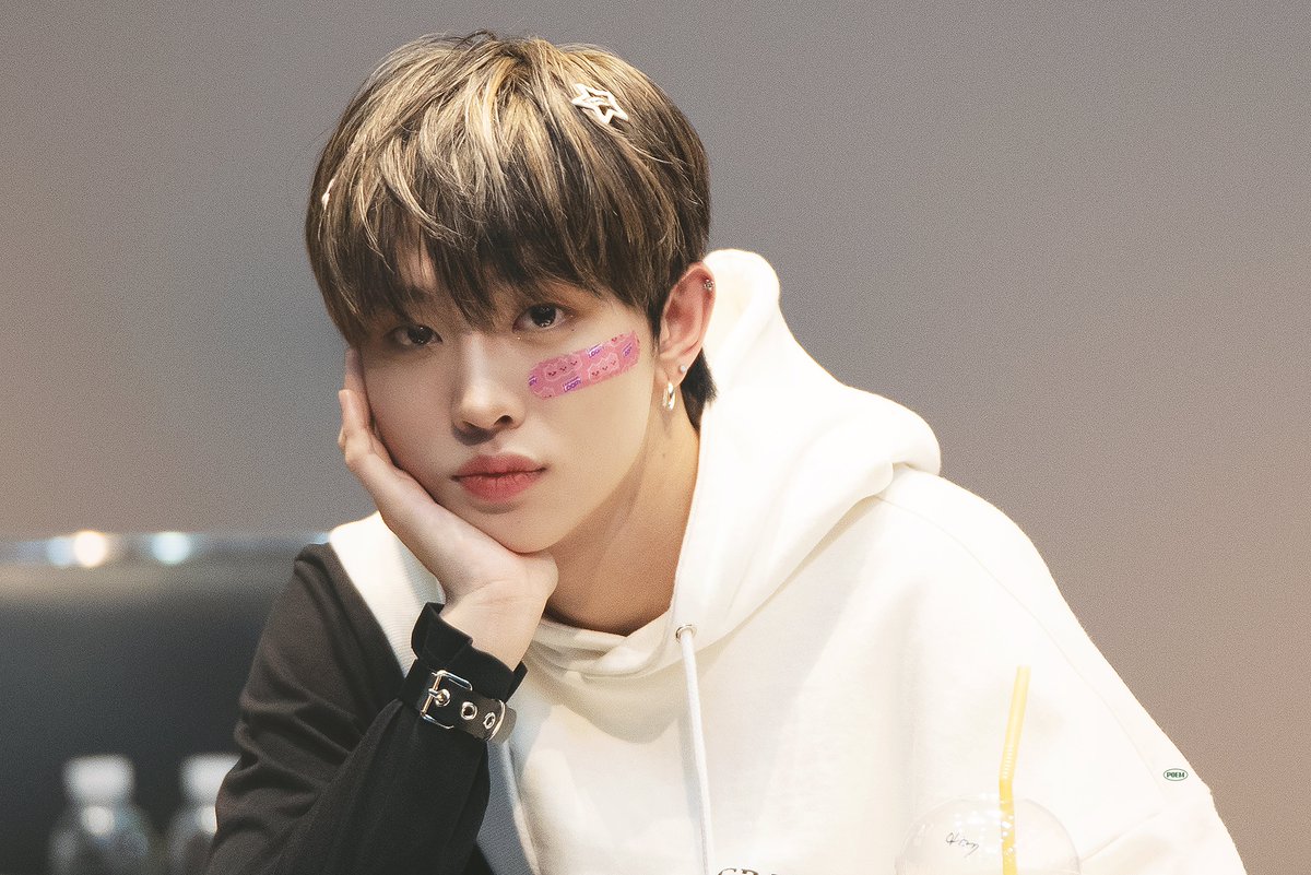 725poem's tweet photo. 221127 블루드림미디어 BDM 팬사인회

반짝반짝✨

#이협 #LEEHYEOP #드리핀 #DRIPPIN https://t.co/iVRbz8kgpE