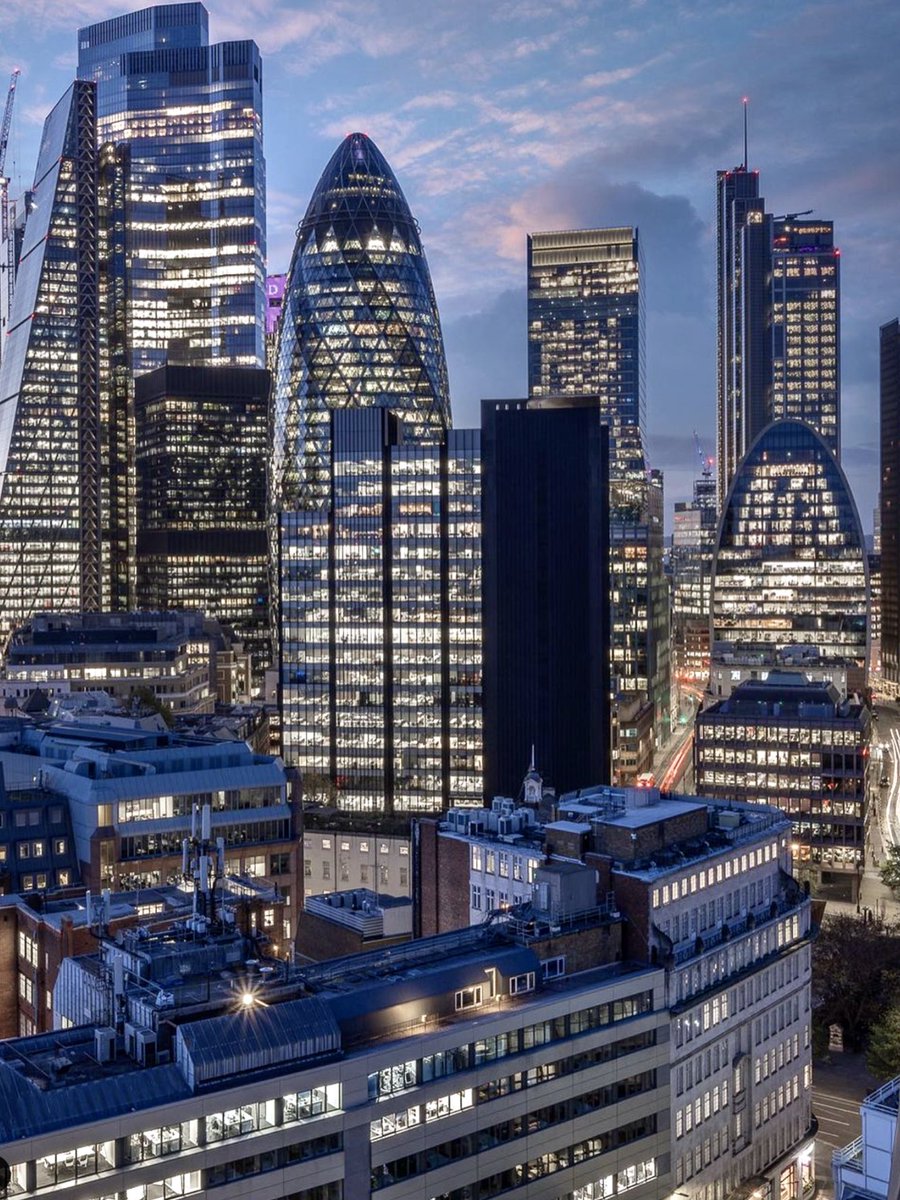 “How many windows ~ admiring the hot views from The Haydon, London” #London #UK ⁦<a href="/visitlondon/">Visit London</a>⁩ ⁦<a href="/TravelersLondon/">London Explore 🇬🇧</a>⁩ ⁦⁦<a href="/londonpopbox/">Londonpop</a>⁩ 🇬🇧 #travel #iconic #urban #architecture #skyscrapers #ambiance #amazing #twilight #cityscape #photography 📸: <a href="/TMNikonian/">TMnikonian</a> | IG🌃