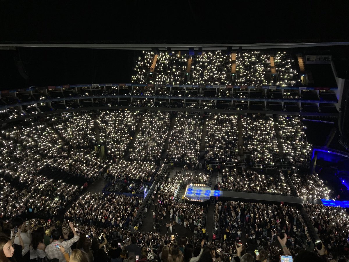 elliemmiles's tweet photo. after a 10 year wait I finally got to see one of my fave bands in concert and it was magical the love I have for these boys https://t.co/Xkos71y1HF