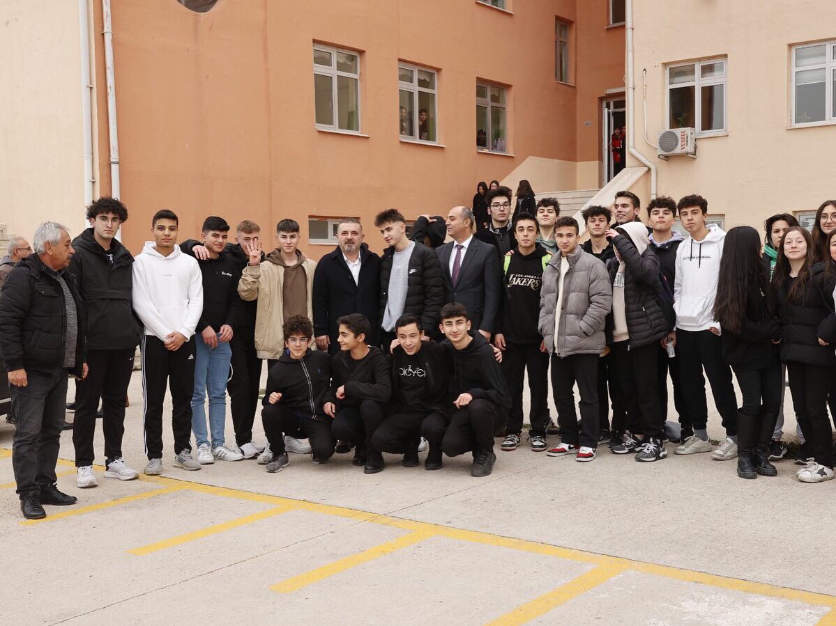 ErsinSehit's tweet photo. Okulumuz öğrencileri için Sincan Bel organize ettiği yemek programı bugün okulumuzda gerçekleşti. Öğrencilerimiz ile yeniden buluşan, onları dinleyen, okulumuzun çeşitli bölümlerini gezerek öğretmenlerimiz ile de biraraya gelen Başkanımız Sayın Murat ERCAN'a teşekkür ederiz. https://t.co/IqJKtpgh0Z