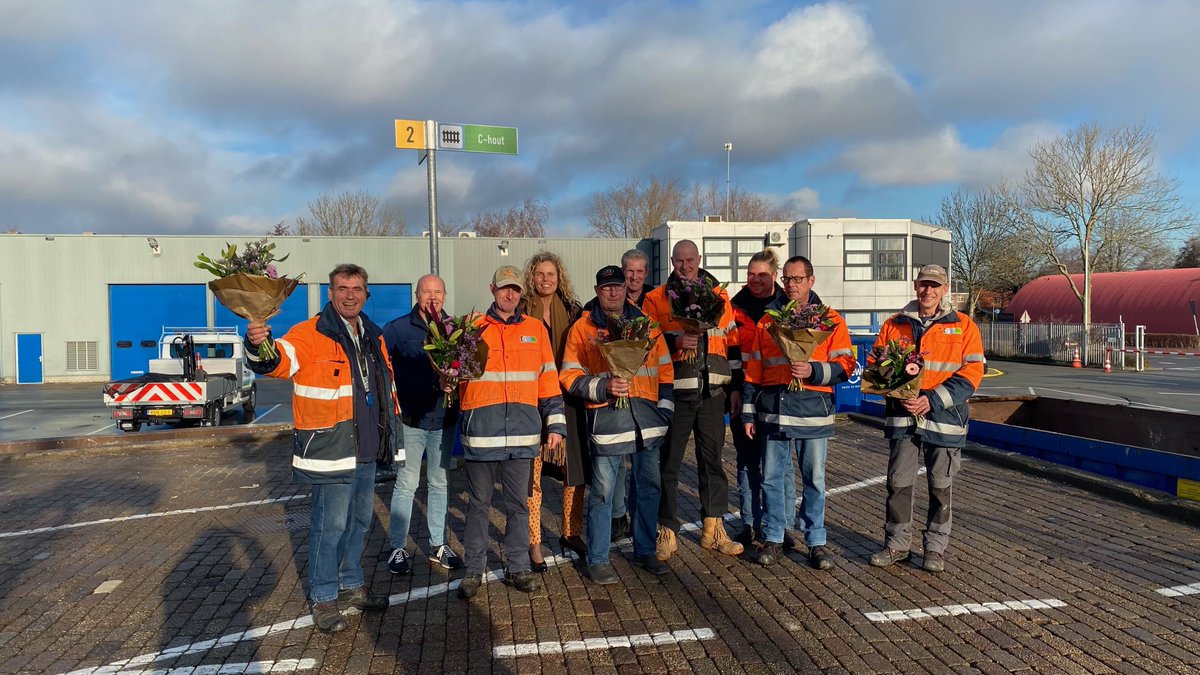 Contracten getekend met het team van de Milieustraat. Ze horen nu helemaal bij ⁦<a href="/Patijnenburg/">Patijnenburg</a>⁩. In weer &amp; wind staan ze 6 dagen per week voor u klaar.