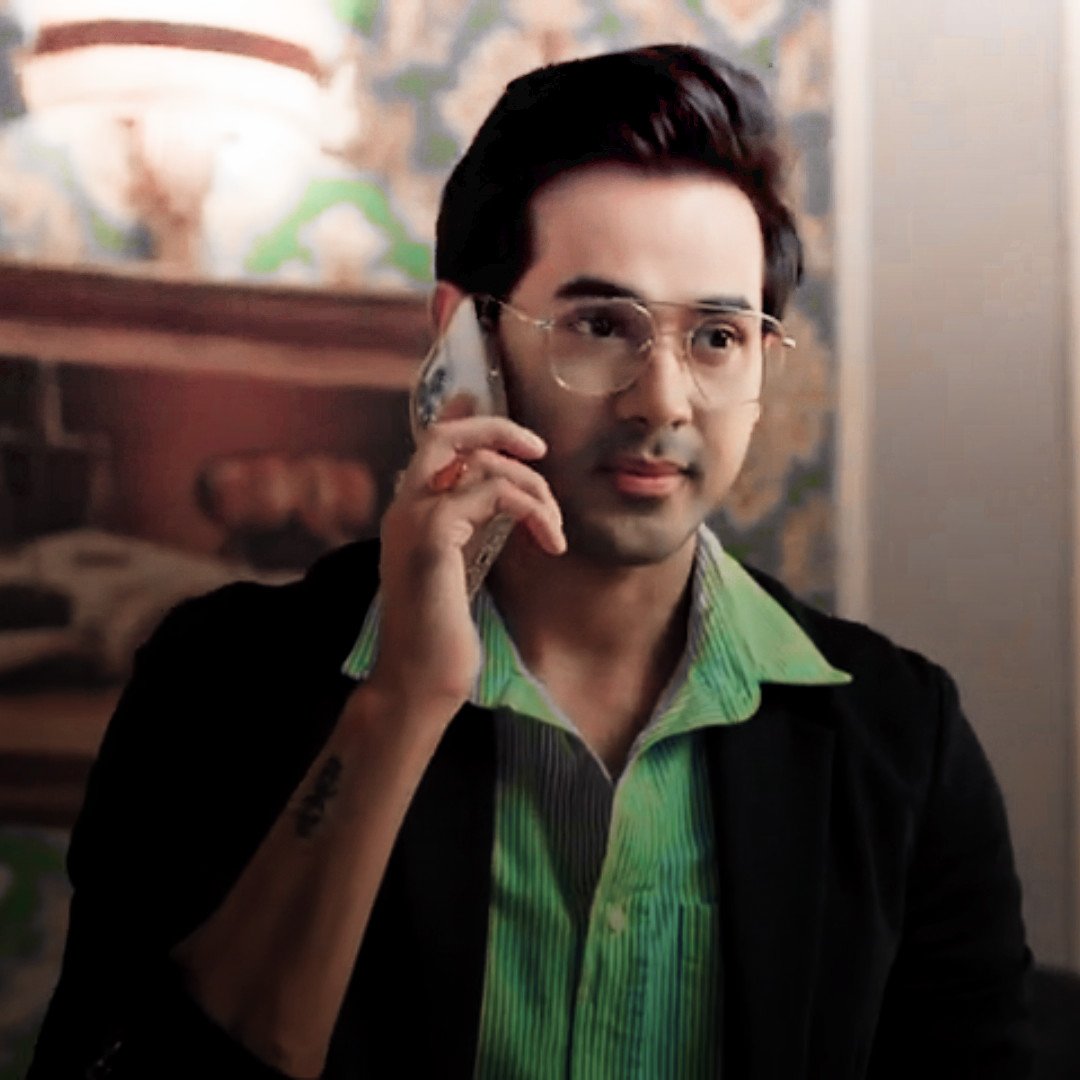 qaagazkikashti's tweet photo. "mai tumhari rag rag se wakif hu"
anurag meety ka dushman kam aur purana ashiq zyada lagta hai 🤣🤣
anyways meety's plan was so phisaddi anurag, anyone with basic common sense would get it, not just you 😂

#AshiSingh #RandeepRai #AshDeep #MeetOnZee https://t.co/I2SCI4rzme
