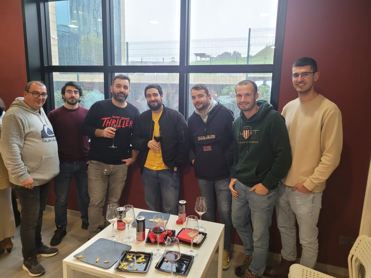 CoremainTIC's tweet image. ¡La Navidad ya ha llegado a las oficinas de Coremain! 🎄Con compañeros así es un lujazo trabajar. Todos los departamentos han hecho una parada 'técnica' para disfrutar de unos aperitivos a los que también se ha sumado el presidente de #Coremain, Manuel Alonso. ¡Felices fiestas!