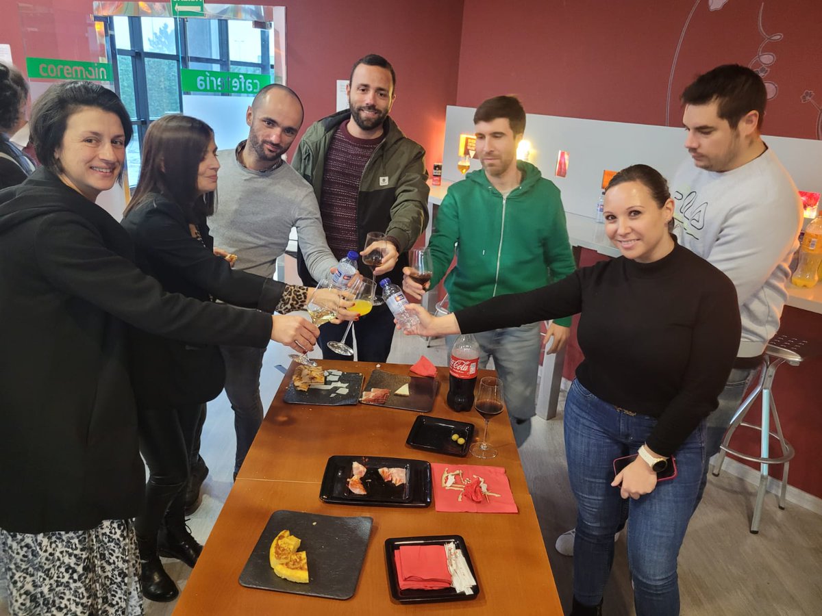 CoremainTIC's tweet image. ¡La Navidad ya ha llegado a las oficinas de Coremain! 🎄Con compañeros así es un lujazo trabajar. Todos los departamentos han hecho una parada 'técnica' para disfrutar de unos aperitivos a los que también se ha sumado el presidente de #Coremain, Manuel Alonso. ¡Felices fiestas!