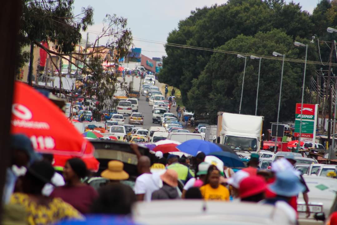 clarencesdb's tweet photo. Sir Seretse Khama rd, Maputsoe, Lesotho. This town borders Ficksburg on SA side. Love these images by Spinach Malome. Beautifully captured. Shopping in full swing. https://t.co/rI1hxCOGpE