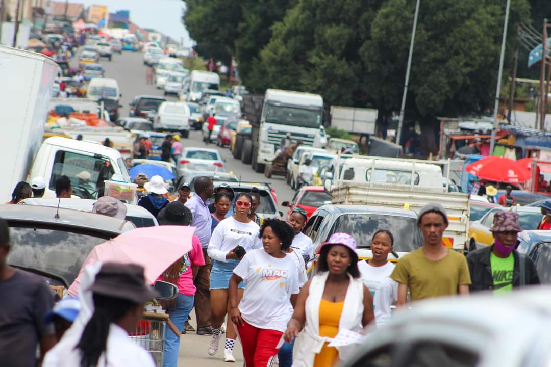 clarencesdb's tweet photo. Sir Seretse Khama rd, Maputsoe, Lesotho. This town borders Ficksburg on SA side. Love these images by Spinach Malome. Beautifully captured. Shopping in full swing. https://t.co/rI1hxCOGpE