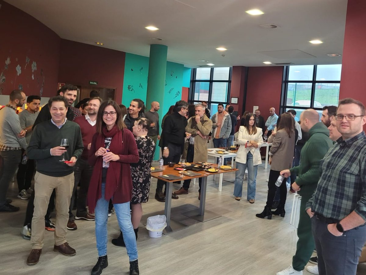 CoremainTIC's tweet image. ¡La Navidad ya ha llegado a las oficinas de Coremain! 🎄Con compañeros así es un lujazo trabajar. Todos los departamentos han hecho una parada 'técnica' para disfrutar de unos aperitivos a los que también se ha sumado el presidente de #Coremain, Manuel Alonso. ¡Felices fiestas!