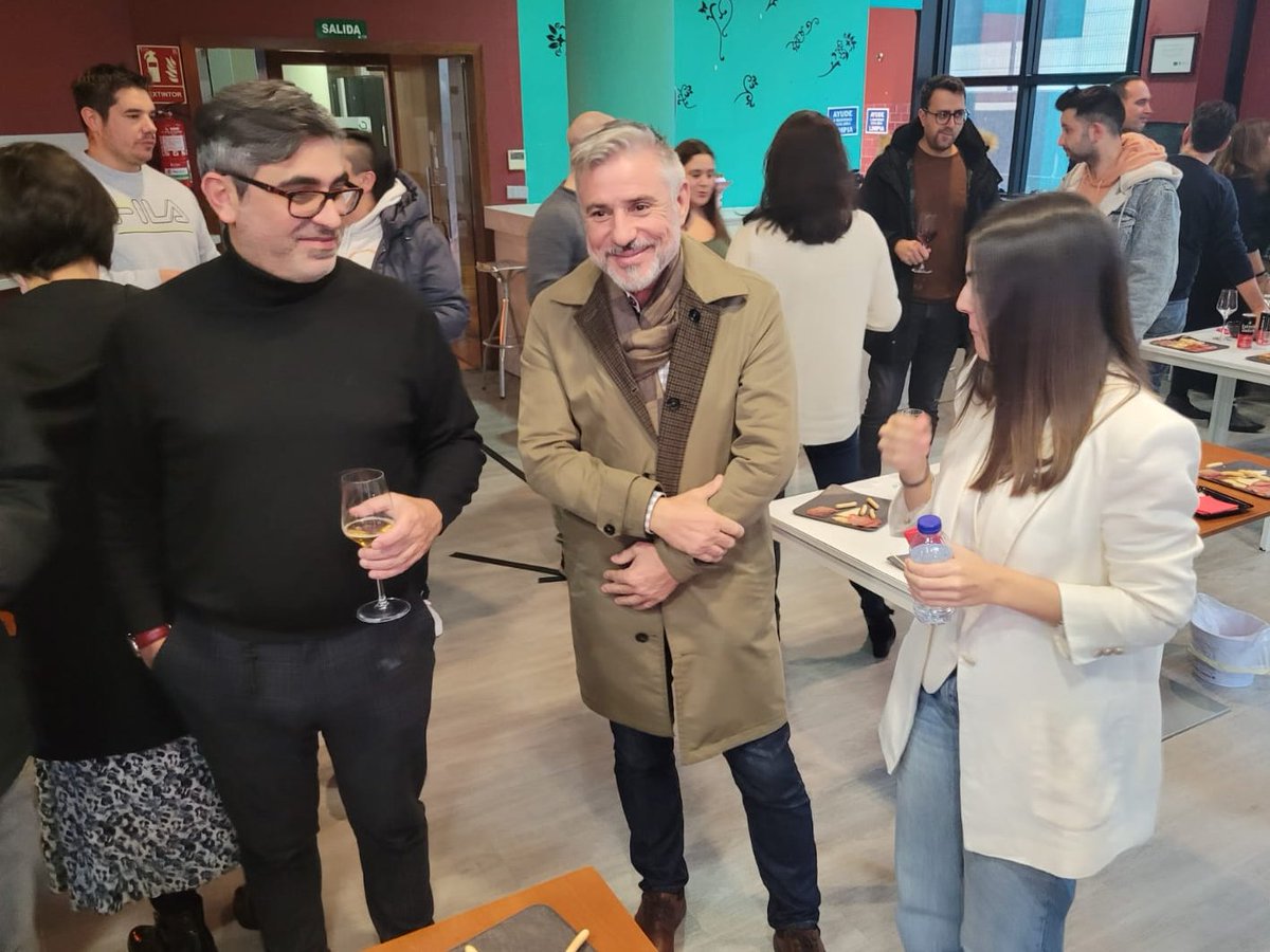 CoremainTIC's tweet image. ¡La Navidad ya ha llegado a las oficinas de Coremain! 🎄Con compañeros así es un lujazo trabajar. Todos los departamentos han hecho una parada 'técnica' para disfrutar de unos aperitivos a los que también se ha sumado el presidente de #Coremain, Manuel Alonso. ¡Felices fiestas!