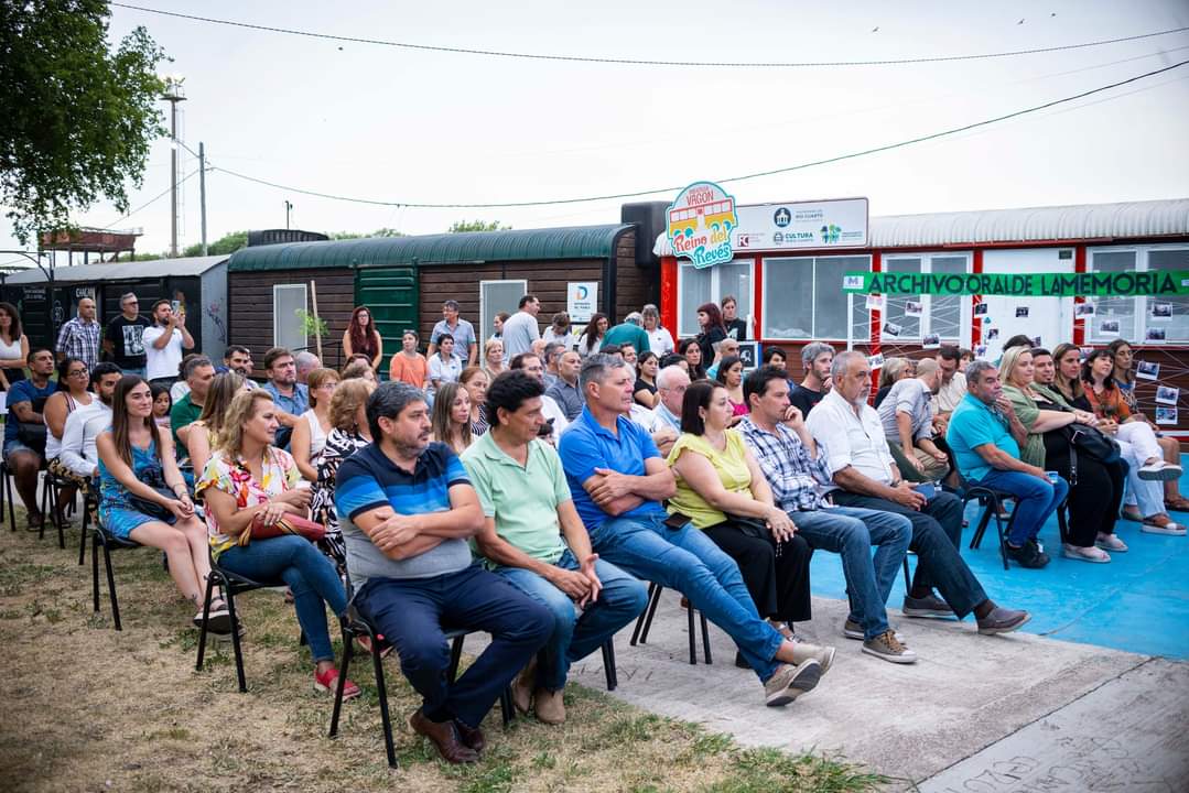 Sec_Educ's tweet photo. Se hizo entrega de un reconocimiento y presente a entrevistadores, entrevistados, equipo técnico audiovisual, capacitadores y quienes trabajaron arduamente en busca de la construcción de la memoria colectiva en nuestra ciudad.
#EsDerecho #EsEducacion 
@gobderiocuarto @jmllamosas https://t.co/QVigjfhuC6