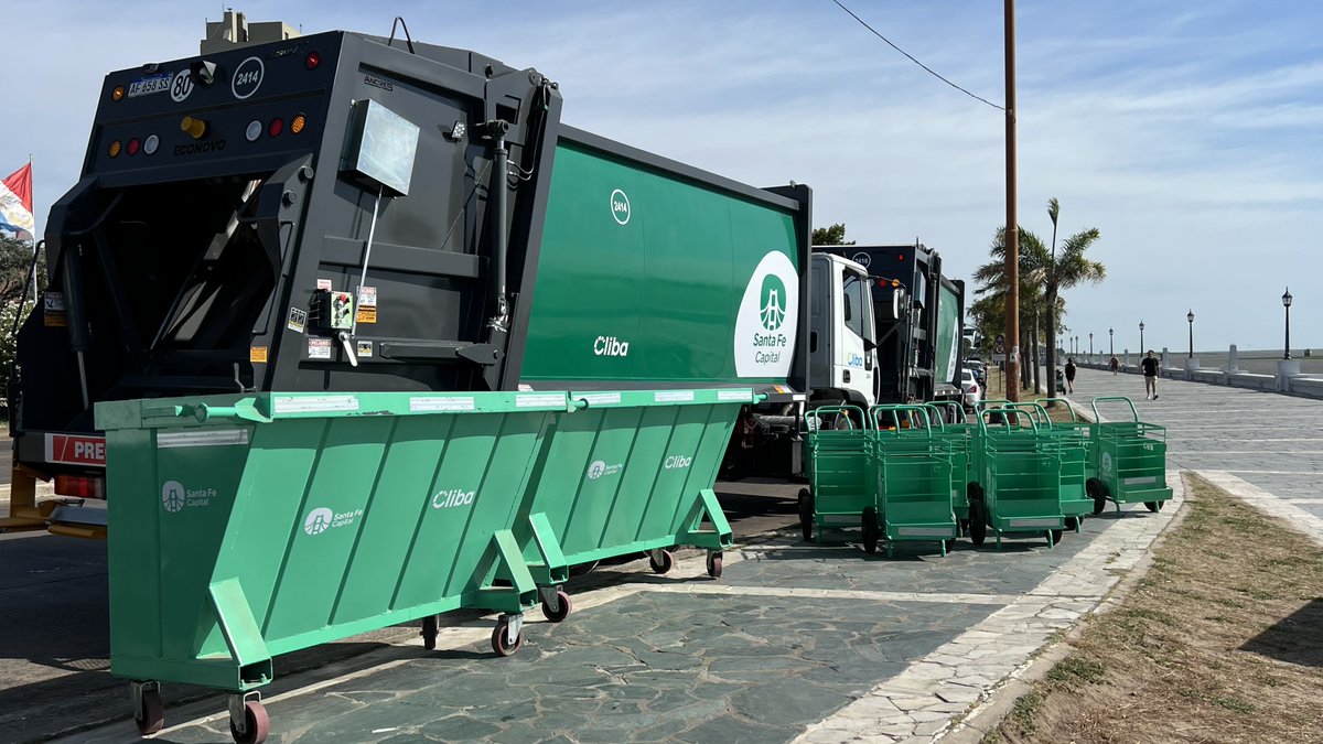 joosevillagran's tweet photo. #SantaFe Esta mañana, el intendente @emiliojaton junto a autoridades de #Cliba, presentó nuevos camiones compactadores, minibarredora, flusher para hidrolavar espacios públicos, nuevos contenedores y carros destinados al servicio de barrido. https://t.co/BEGo9yQ9kH